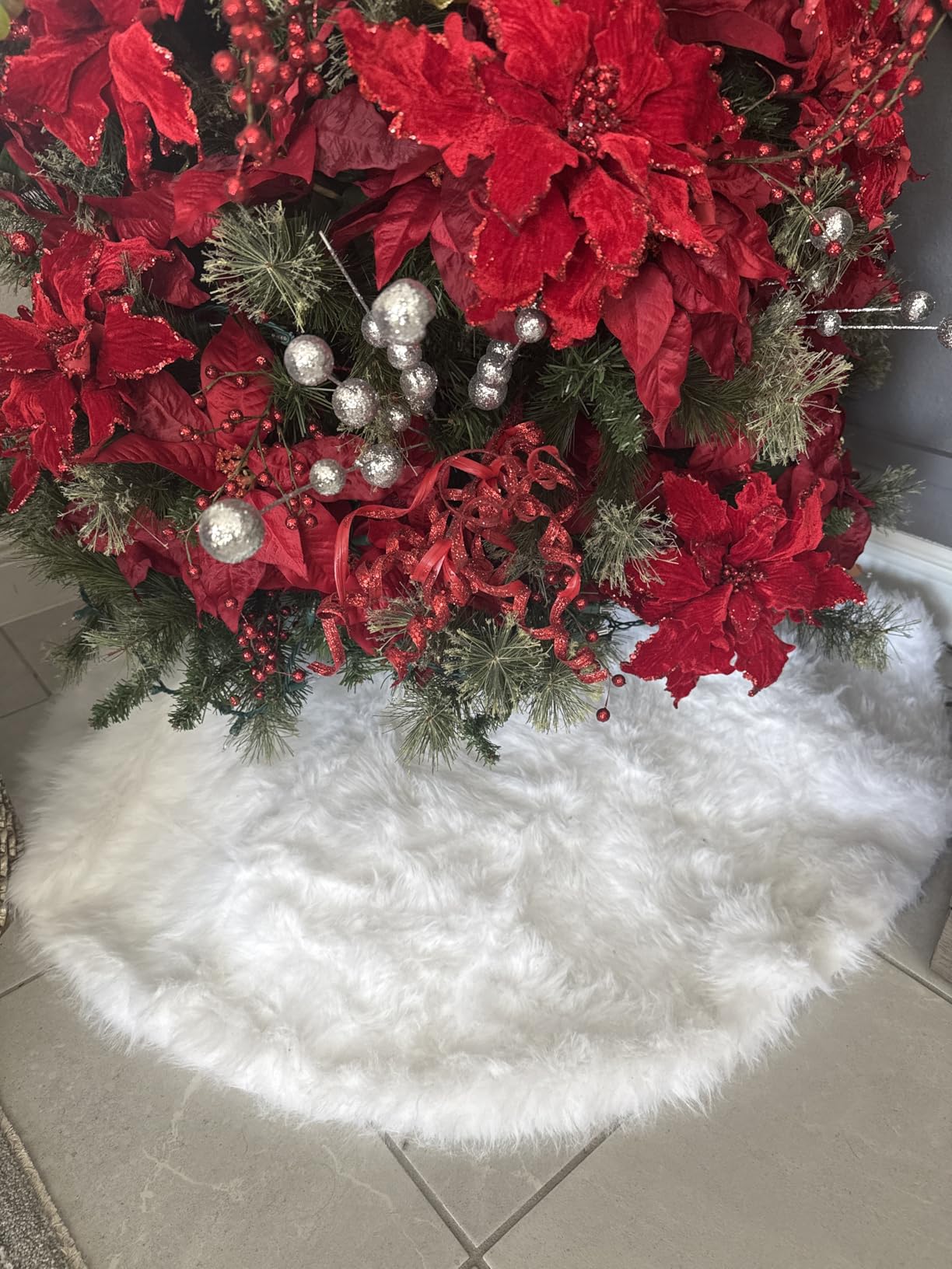 AOGU 48 Inch Faux Fur Christmas Tree Skirt White Plush Skirt for Merry Christmas Party Christmas Tree Decoration customer photo 1