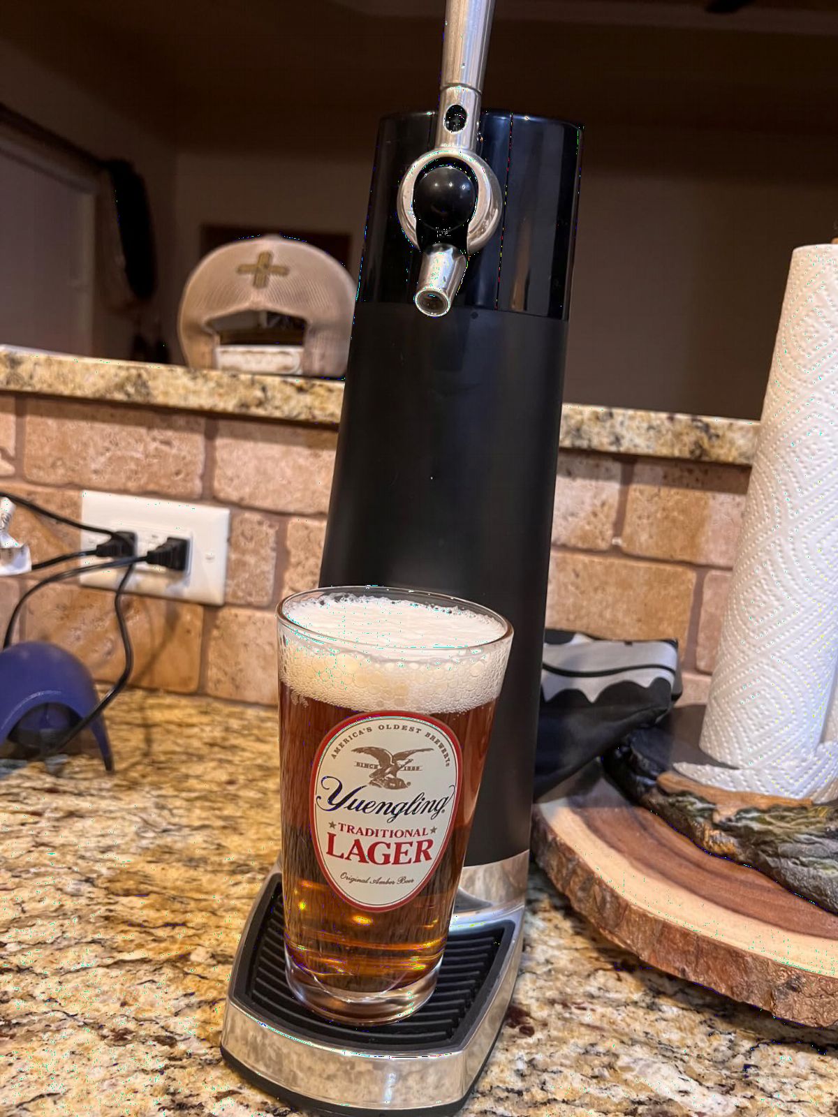 FIZZICS - DraftPour Beer Dispenser - Converts Any Can or Bottle Into a Nitro-Style Draft, Gift for Men and Beer Enthusiast, Beer Tap Draft Machine - Carbon customer photo 1