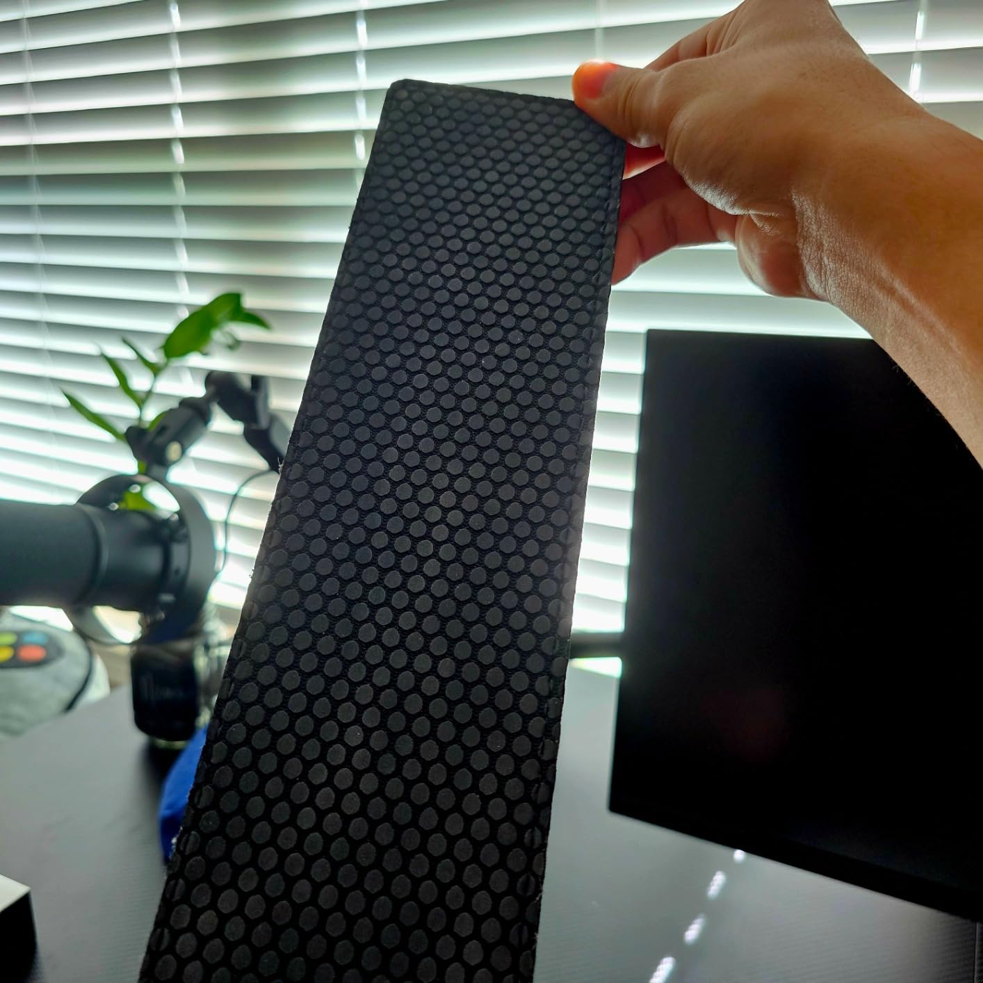 HyperX Wrist Rest - Full Sized - Cooling Gel - Memory Foam - Anti-Slip - Ergonomic - Keyboard Accessory, Black customer photo 1