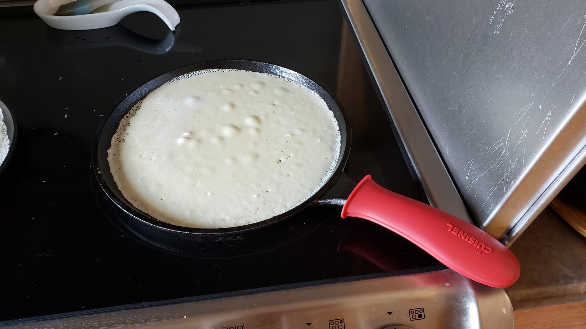 Cast Iron Round Griddle - 10.5-Inch Crepe Maker Pan + Silicone Handle Cover - Pre-Seasoned Comal for Tortillas Flat Skillet - Dosa Tawa Roti Grill - Oven, Stovetop, BBQ, Fire, Smoker, Induction Safe customer photo 1