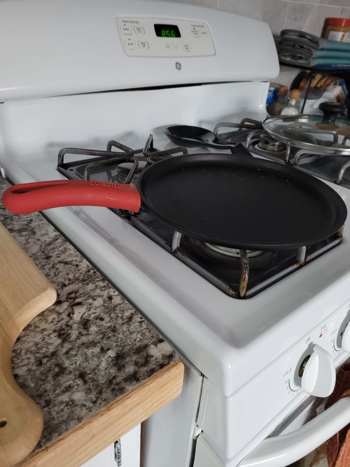 Cast Iron Round Griddle - 10.5-Inch Crepe Maker Pan + Silicone Handle Cover - Pre-Seasoned Comal for Tortillas Flat Skillet - Dosa Tawa Roti Grill - Oven, Stovetop, BBQ, Fire, Smoker, Induction Safe customer photo 2