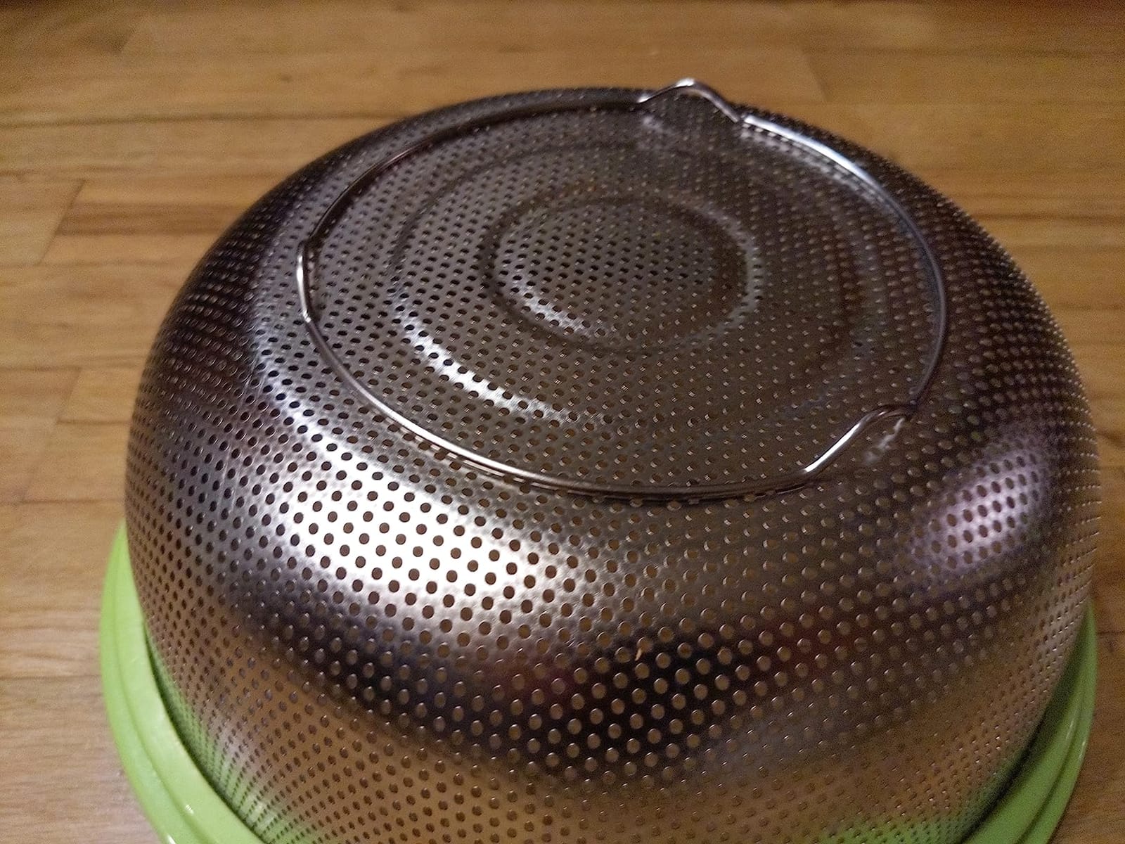 HiramWare Stainless Steel Colander With Handle and Legs, Large Metal Green Strainer for Pasta, Spaghetti, Berry, Veggies, Fruits, Noodles, Salads, 5-quart 10.5