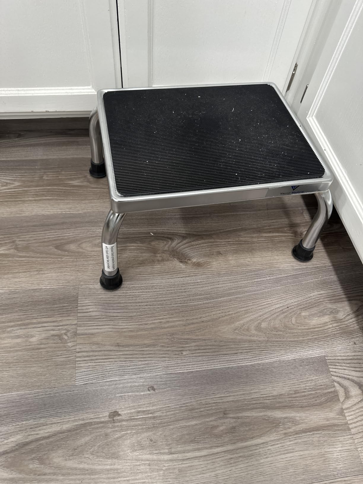 Vaunn Medical Foot Step Stool 350lbs Heavy-Duty Welded Steel Legs, Fully Welded Single Construction Frame, Anti-Skid Rubber Platform customer photo 1