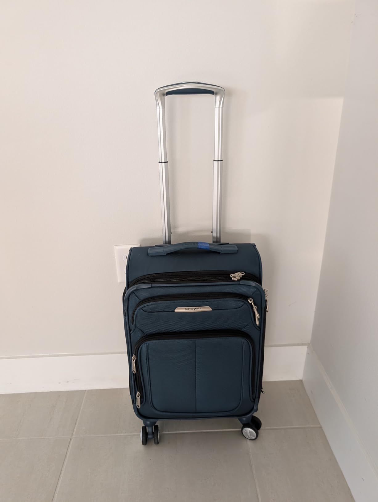 Samsonite Solyte DLX Softside Expandable Luggage with Spinner Wheels, Mediterranean Blue, Checked-Medium 25-Inch customer photo 1