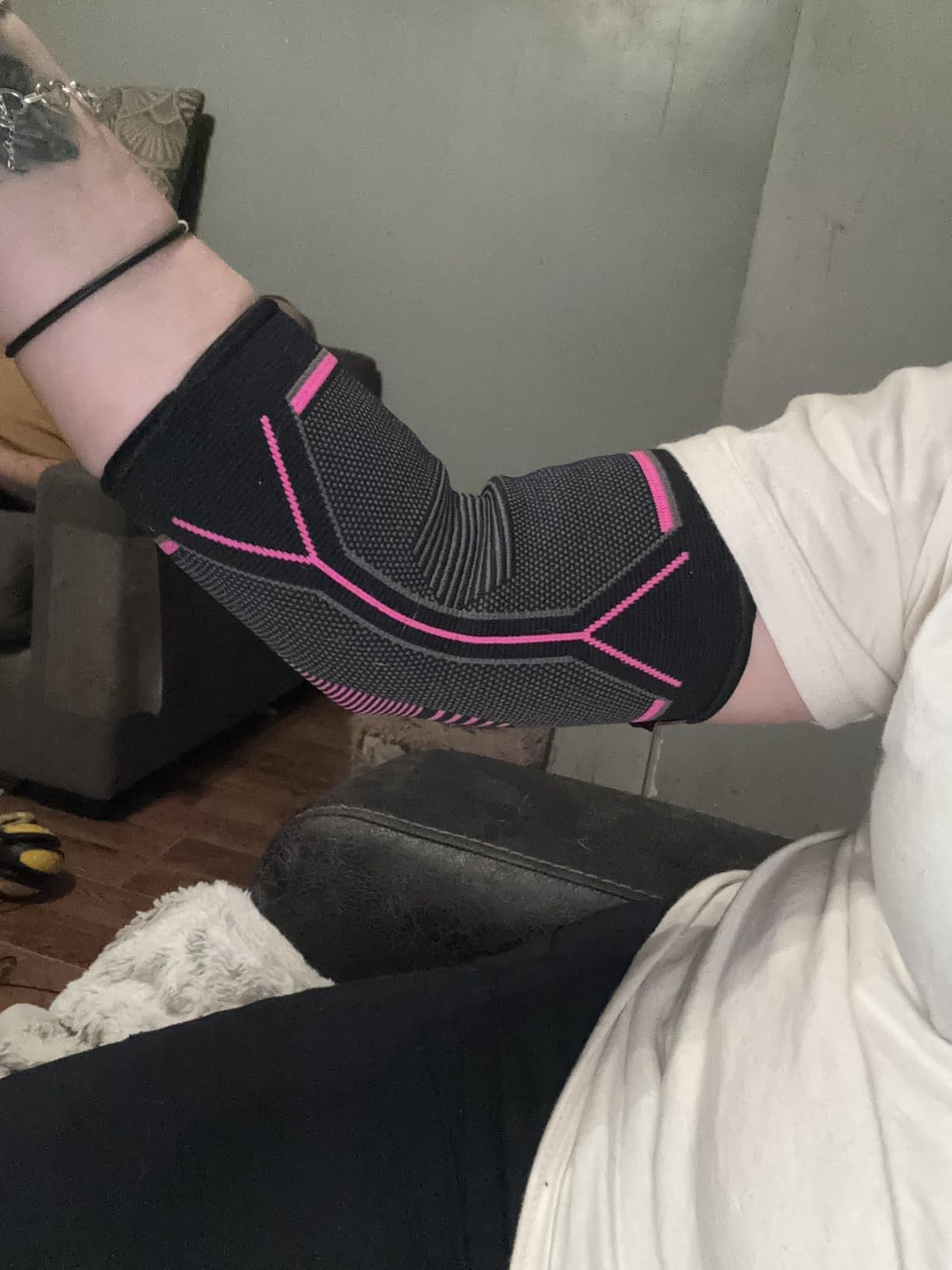 CAMBIVO Elbow Brace for Tendonitis & Tennis Elbow with Compression Strap | Adjustable Elbow Support for Men & Women for Pain Relief, Sports, Workouts (Single) customer photo 1