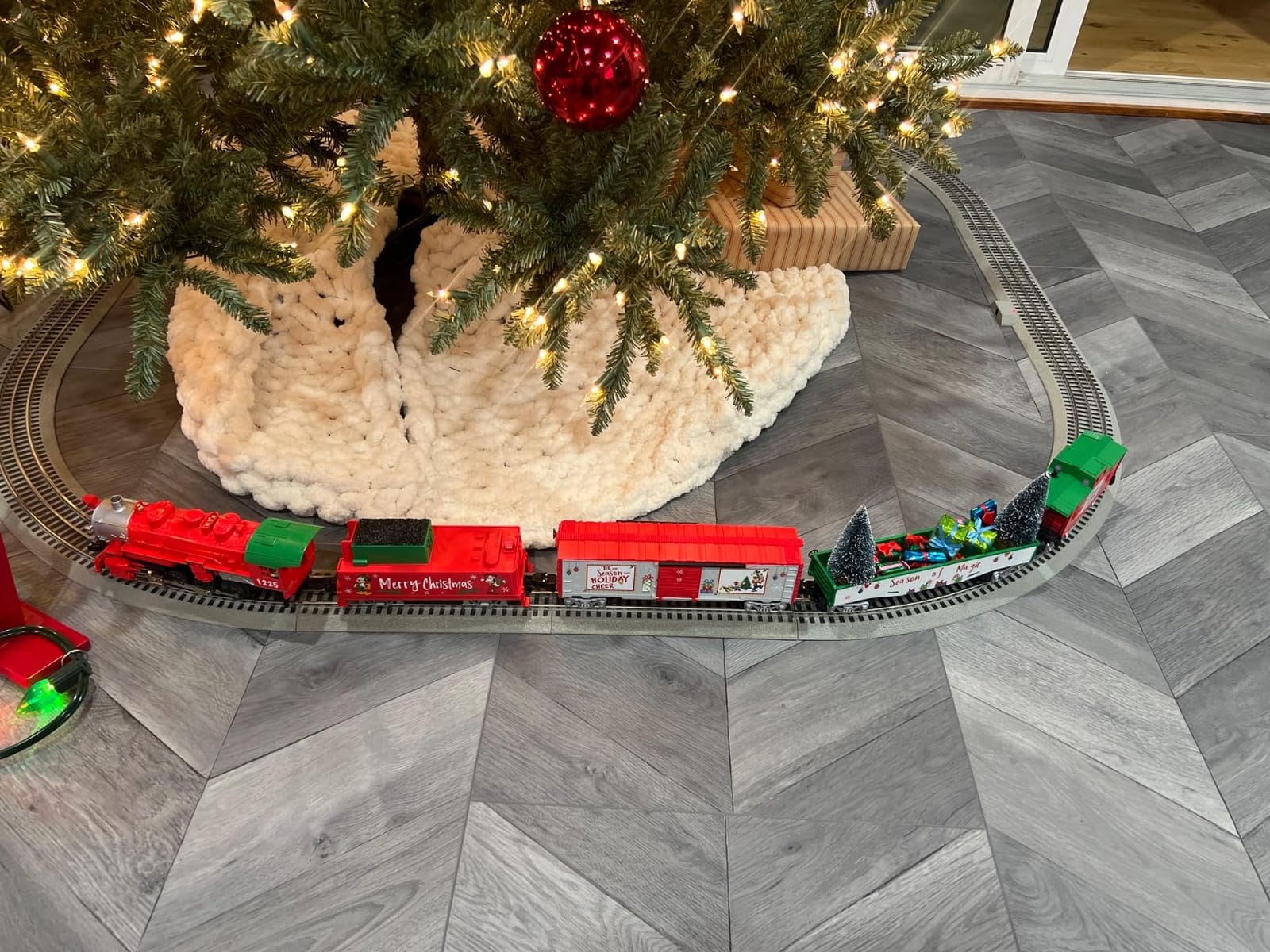 Lionel Disney Christmas LionChief 0-8-0 Set with Bluetooth Capability, Electric O Gauge Model Train Set with Remote customer photo 2