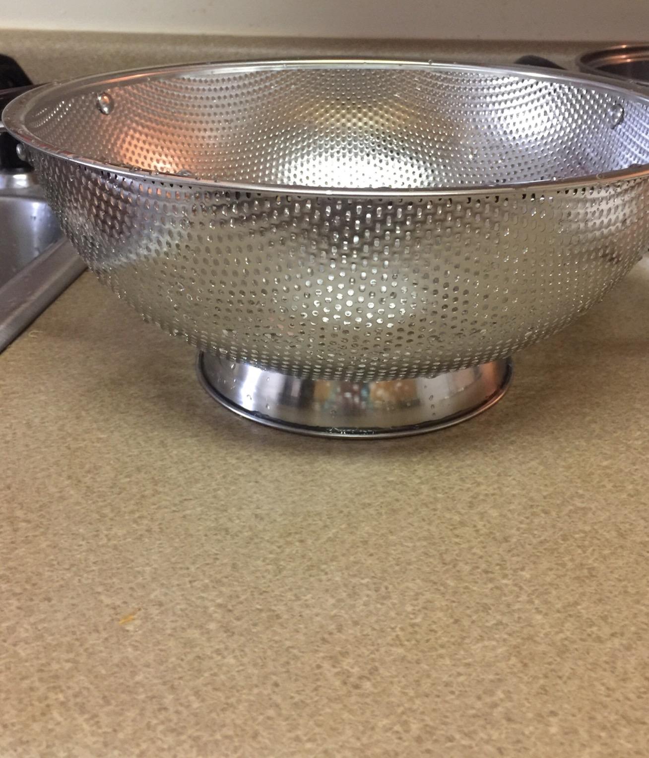 Tiawudi 18/8 Stainless Steel Colander, Easy Grip Micro-Perforated 5-Quart Colander, Strainer with Riveted and Heat Resistant Handles, BPA Free. Great for Pasta, Noodles, Vegetables and Fruits customer photo 2