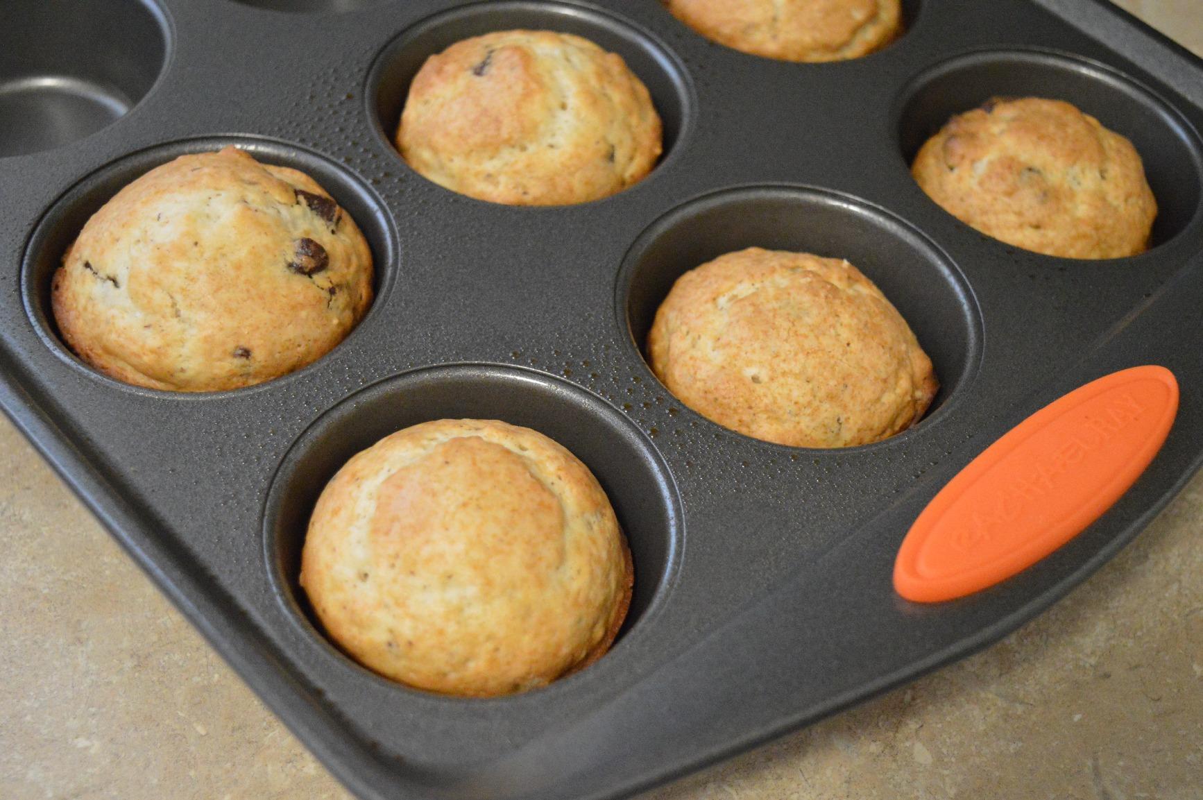 Rachael Ray Yum -o! Nonstick Bakeware 12-Cup Muffin Tin With Grips / Nonstick Cupcake Tin With Grips - 12 Cup, Gray customer photo 1