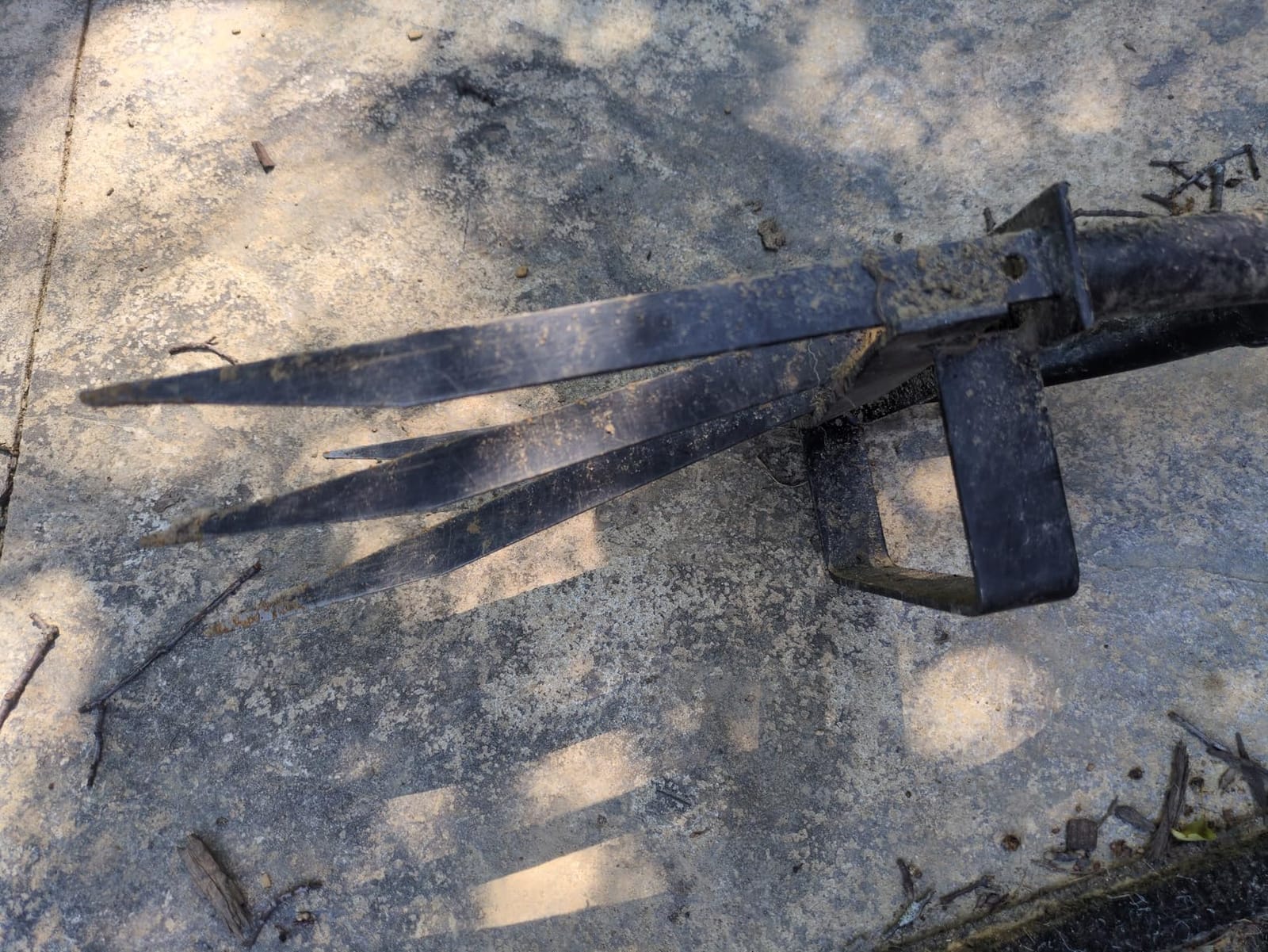 5-Tine Heavy Duty Pitch Fork for Gardening - Long Handled Digging Fork Garden Claw Weeder customer photo 1