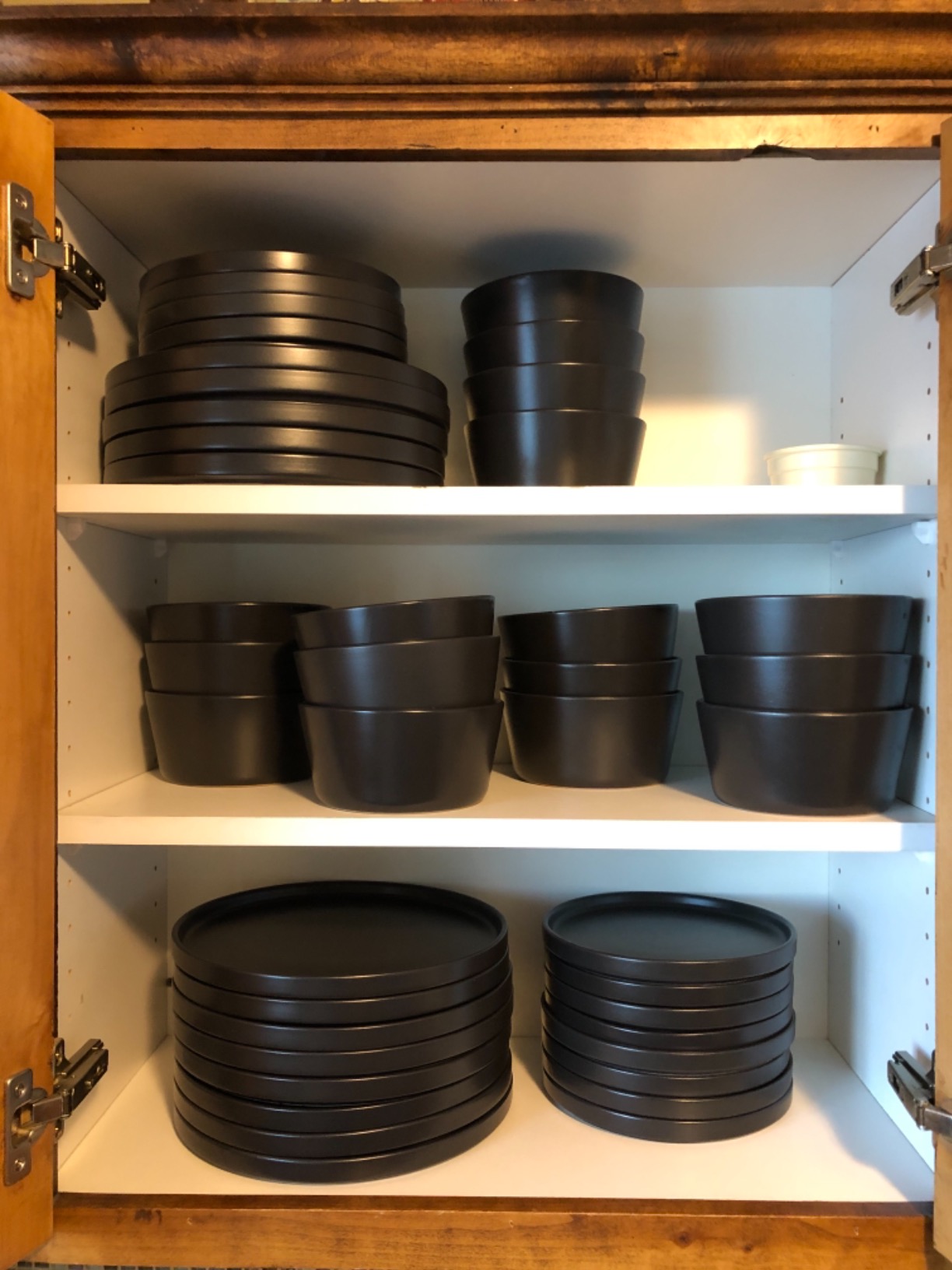 Stone Lain Celina Stoneware 16 Piece Dinnerware Set, Plates and Bowls, Black Matte Dish, Service for 4 - Minimalist Round Style, Microwave & Dishwasher Safe customer photo 1