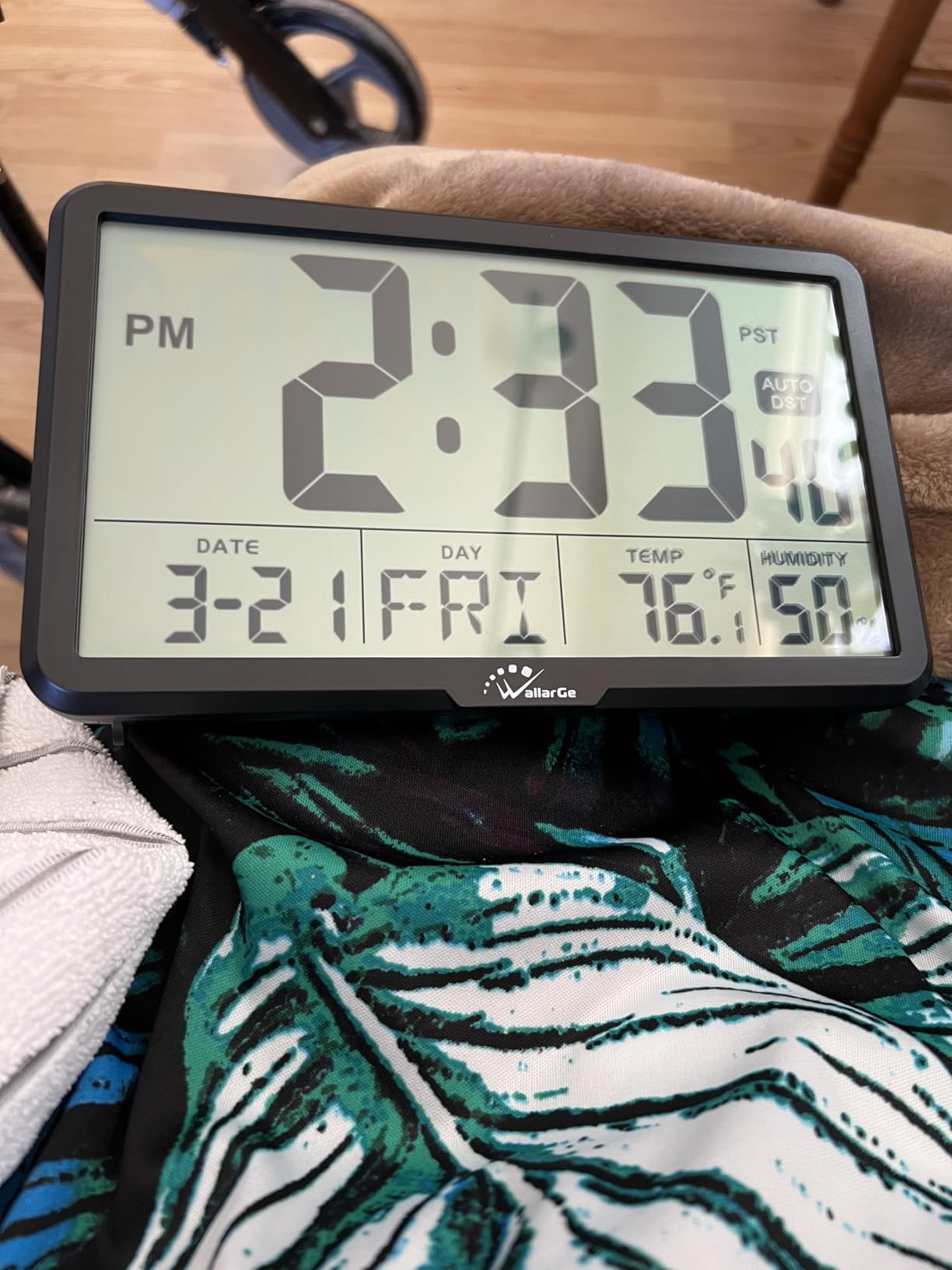 WallarGe Auto Set Digital Wall Clock Battery Operated, Auto DST, Desk Clock with Temperature, Humidity and Date customer photo 1