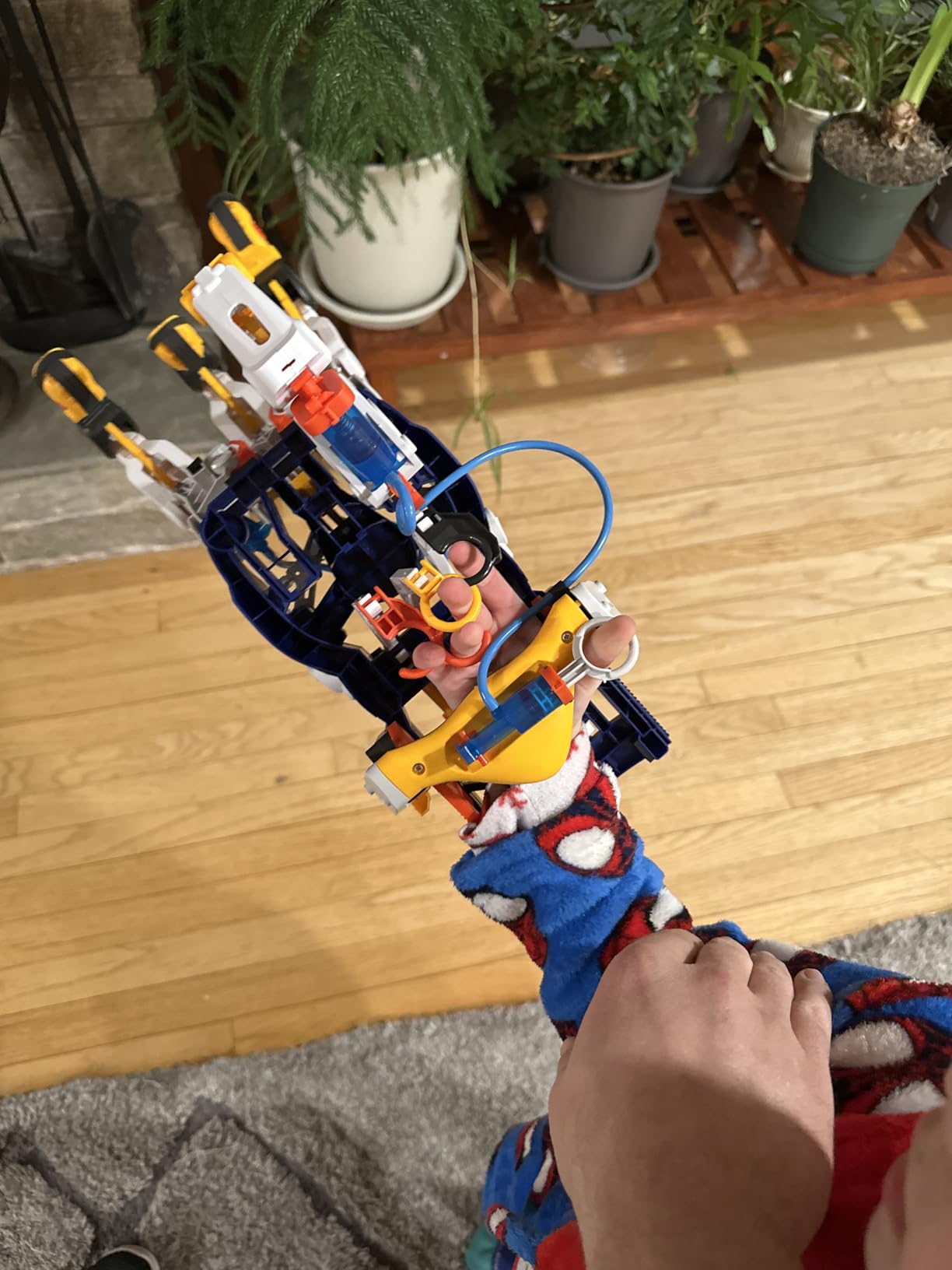 Thames & Kosmos Mega Cyborg Hand STEM Experiment Kit | Build Your Own GIANT Hydraulic Amazing Gripping Capabilities Adjustable for Different Sizes Learn Pneumatic Systems customer photo 1