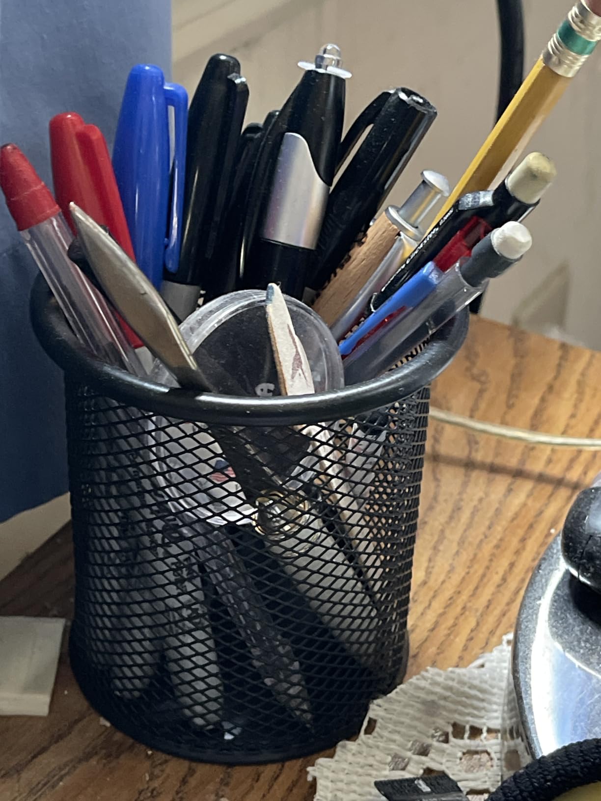 HSYMQ Black Pen Holder Cup for Desk, Pencil Cup Holder, Black Wire Mesh Pen Cup for Desk Office Pen Organizer customer photo 1
