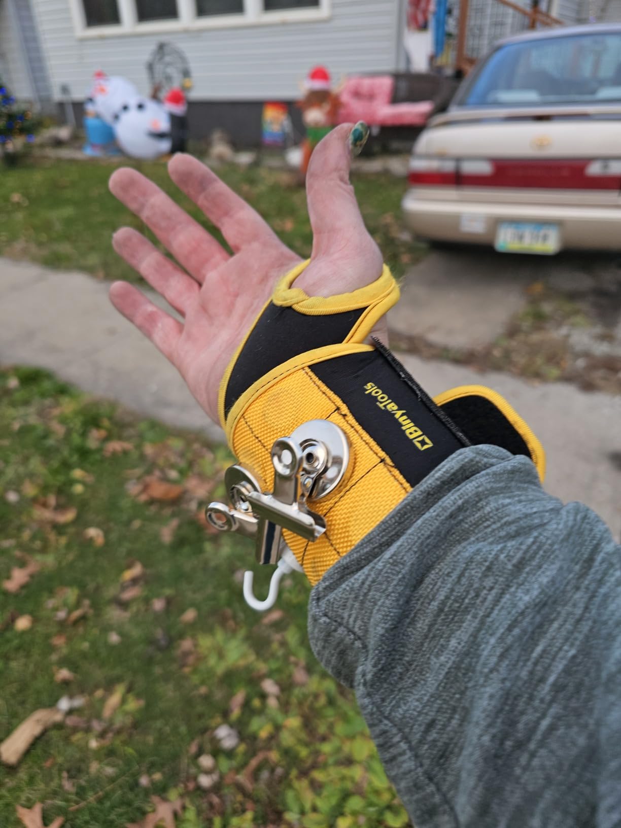 BINYATOOLS Magnetic Wristband for Tools Gift for Him, Magnet Screw Holder Wrist Support Keeps Screws Nails Drill Bits Handy customer photo 2