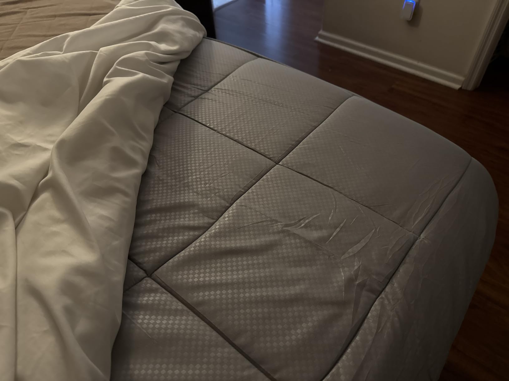 MATBEBY Queen Size Mattress Pad - Cooling Breathable Mattress Topper, Quilted Fitted Mattress Protector, Pillow Top Mattress Cover with 8-21