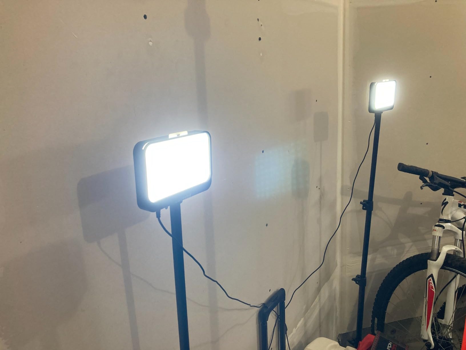 UBeesize LED Video Light Kit, 2Pcs Dimmable Continuous Portable Photography Lighting with Adjustable Tripod Stand & 5 Color Filters for Tabletop/Low-Angle Shooting, for Zoom, Game Streaming, YouTube customer photo 2