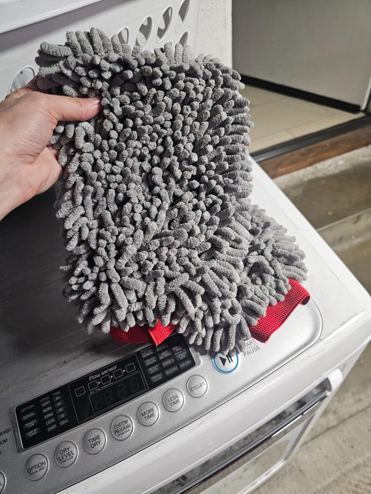 MOTHERS Premium Chenille Car Wash Mitt, Scratch and Lint Free, 2 Pack customer photo 1