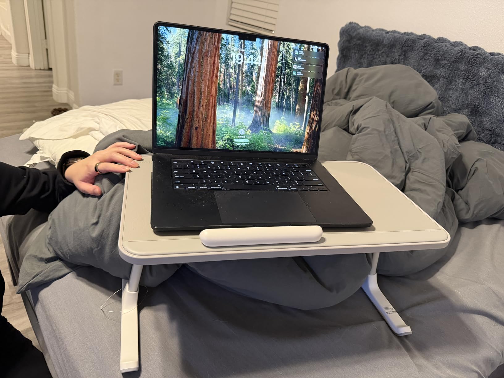 SAIJI Non-Slip Leather Lap Desk Laptop Bed Tray Table, Laptop Stand for Bed | Portable Lightweight Standing Desk for Writing Eating Reading Couch Sofa Floor with Laptop Stopper customer photo 1