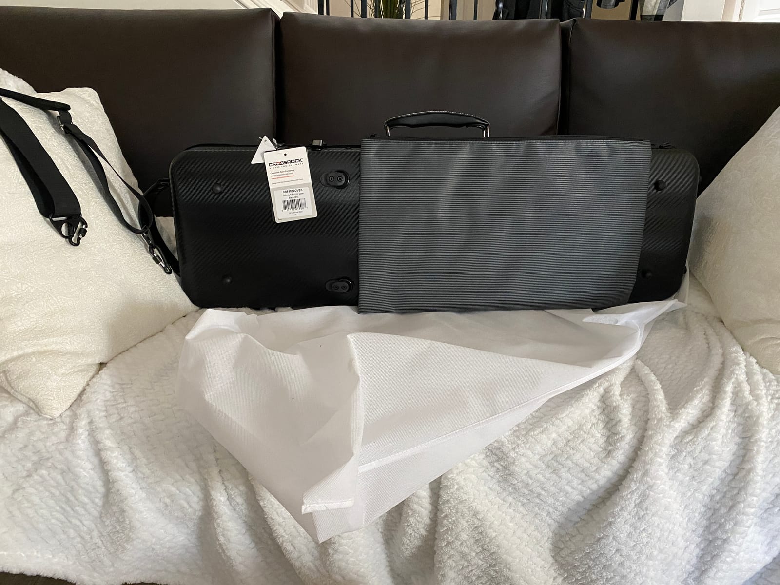 Crossrock Carbon Composite Shaped 4/4 Violin Case | Flight-Ready Protection, Suspension Padding, Backpack Straps, Ultra-Light Build - Black (CRF4020SVBK) customer photo 2