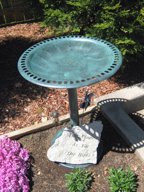 VINGLI Pedestal Bird Bath, Resin Birdbaths Weather Resistant, Bird Baths with Floral Accents & Vintage Finish, Garden Decor for Outdoor, Patio, Yard, Lawn (Green) customer photo 1