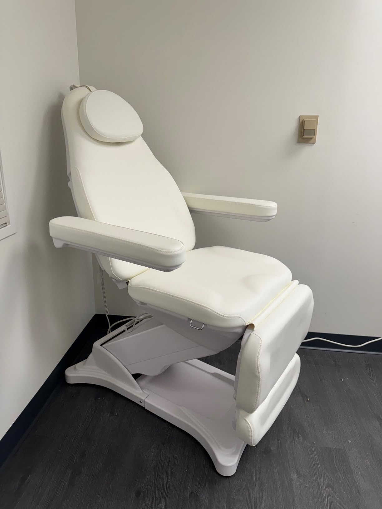Dir 3 Motor Electrical Medical, Spa, Facial Beauty, Tattoo Podiatry Chair Bellucci customer photo 1