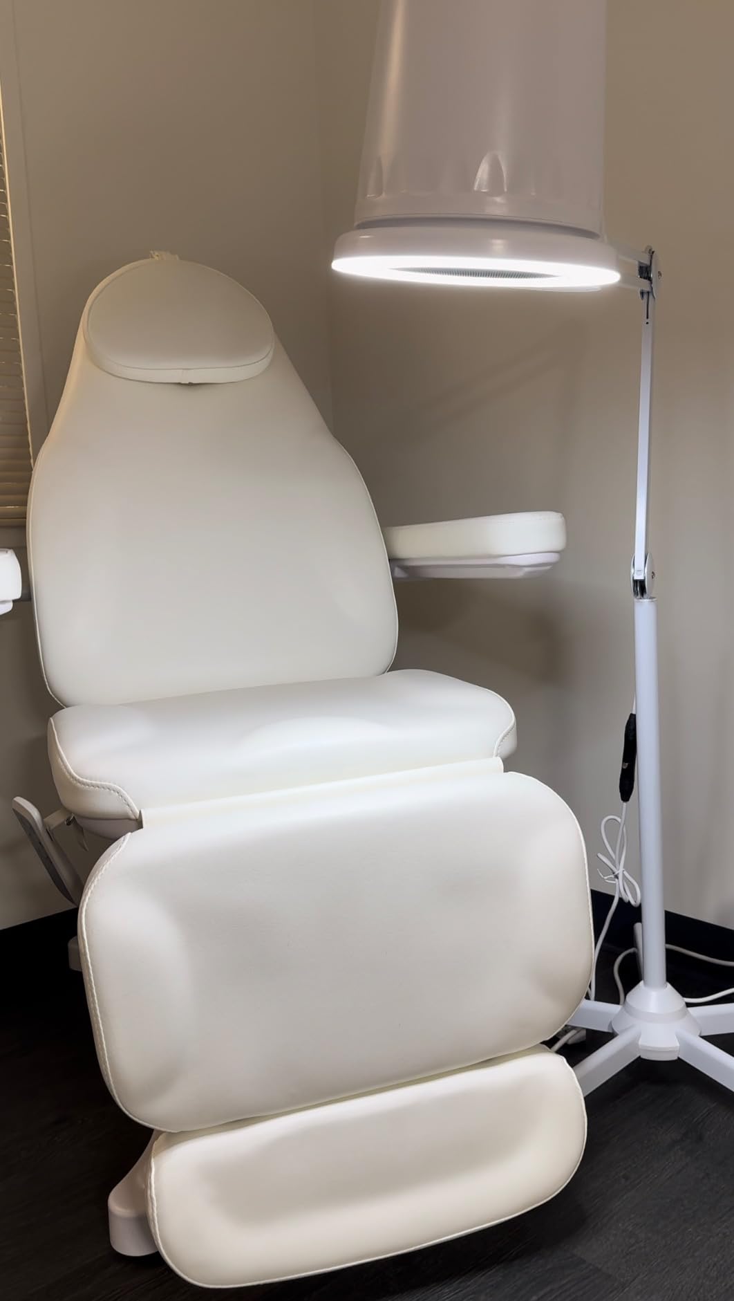 Dir 3 Motor Electrical Medical, Spa, Facial Beauty, Tattoo Podiatry Chair Bellucci customer photo 2