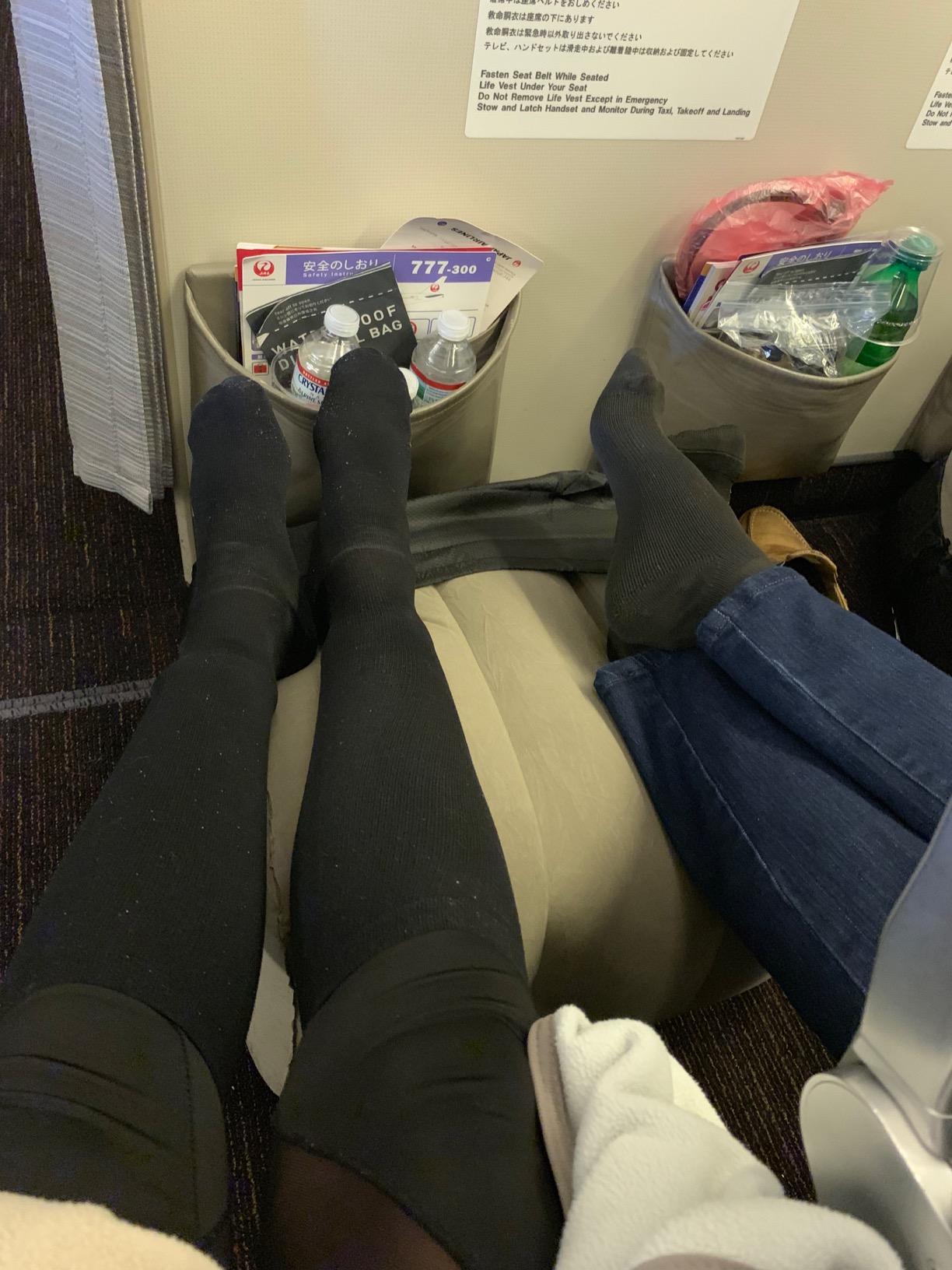 Sunany Inflatable Travel Foot Rest Pillow, Airplane Bed for Kids and Toddler, Adjustable Height Portable Car Leg Rest Pillow, Suitable for Airplane, Trains, Cars, Home, Office and Any Travel (2 Pack) customer photo 2