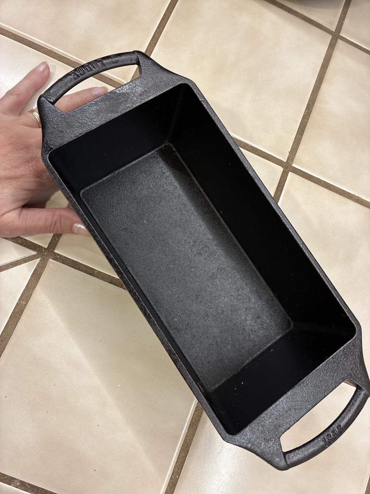 Lodge Pre-Seasoned Cast Iron Loaf Pan, PFAS-Free, 8.5 Inches | Rectangular Cast Iron Bakeware, Even Browning Bread Pan with Easy-Release Finish, Non-Toxic, Made in USA customer photo 1