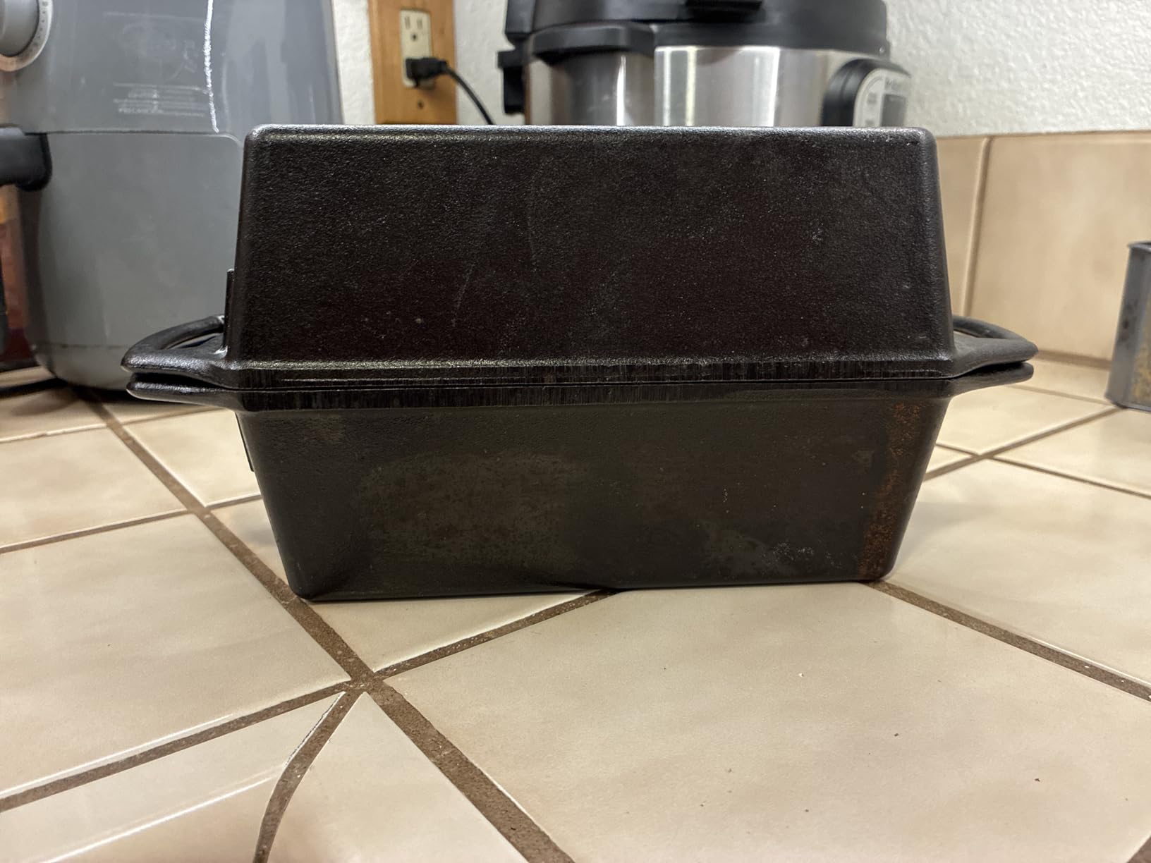 Lodge Pre-Seasoned Cast Iron Loaf Pan, PFAS-Free, 8.5 Inches | Rectangular Cast Iron Bakeware, Even Browning Bread Pan with Easy-Release Finish, Non-Toxic, Made in USA customer photo 2