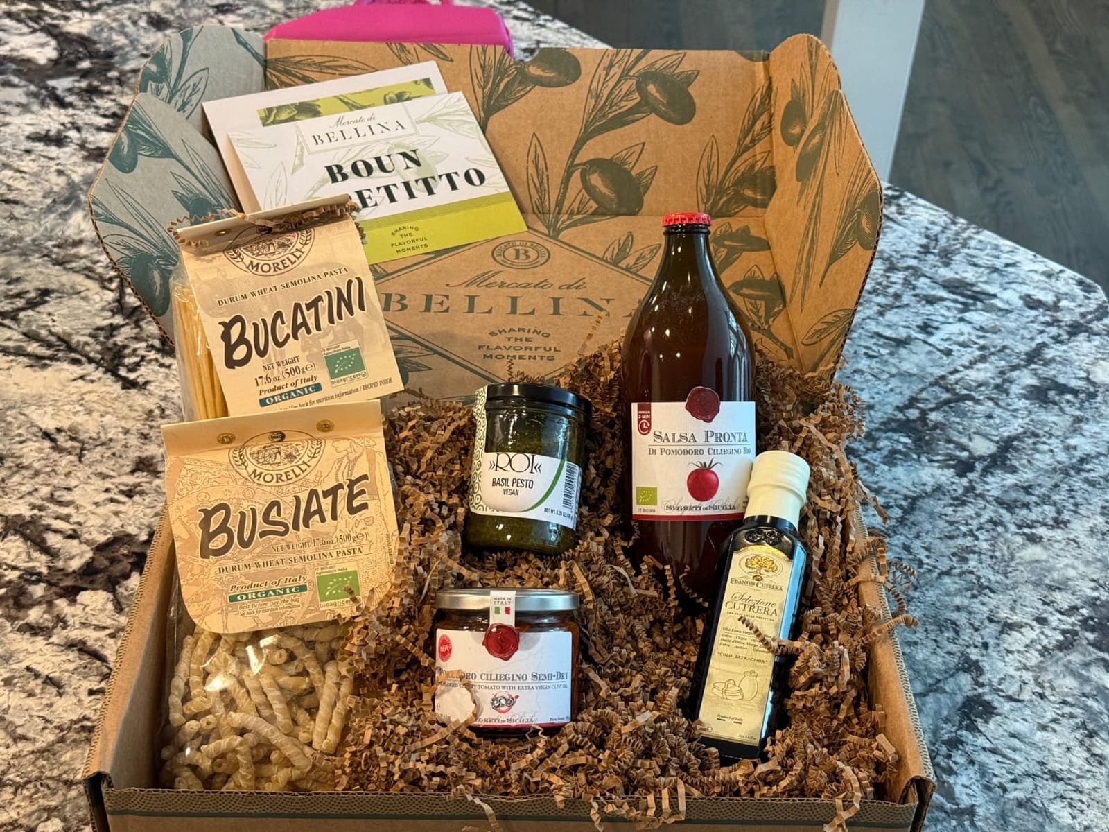 Mercato di Bellina Vegan-Friendly Italian Gift Basket with Pasta, Olive Oil | Six artisanal Italian foods. Includes pasta, EVOO, sauce, pesto, and tomatoes. For holidays, celebrations, and gifting. customer photo 2