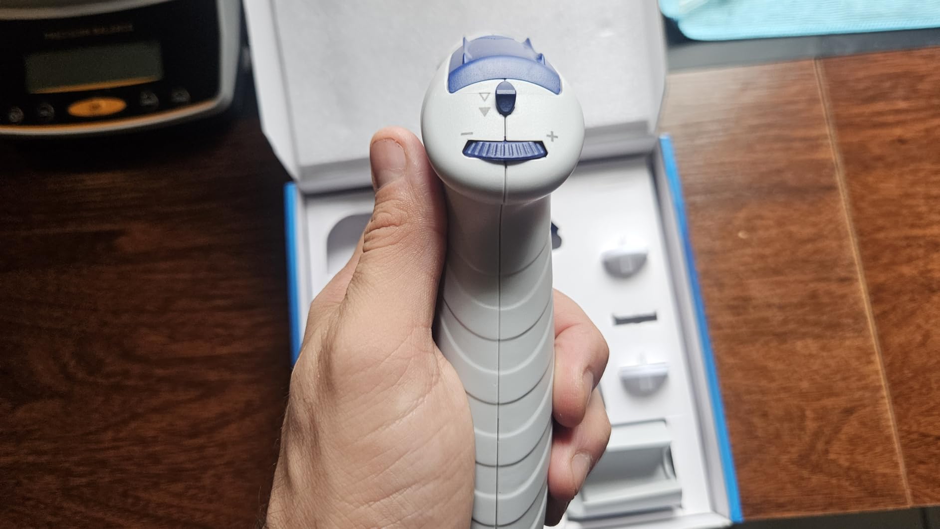 Bonvoisin Electric Pipette Controller 0.1-100ml Pipetor Automatic Motorized Pipette Filler for Biochemical Lab Speed Adjustable customer photo 2