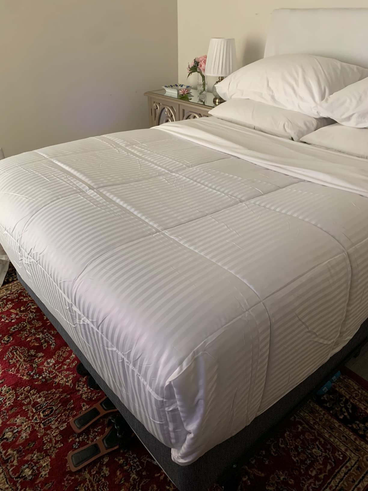 Bedsure Duvet Insert Queen Size - Lightweight Comforter, Quilted Cooling Duvet Insert, Down Alternative Summer Comforter with 8 Tabs, Ultra Soft, Striped, Machine Washable, Queen, White, 88x88 inches customer photo 2