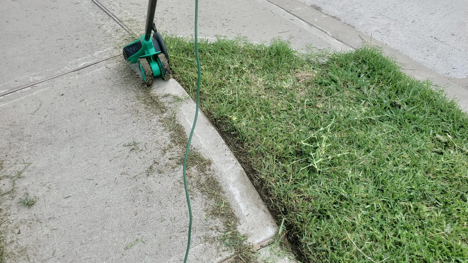 Amazon Basics 12 Amp Corded Electric Lawn Edger, 7.5