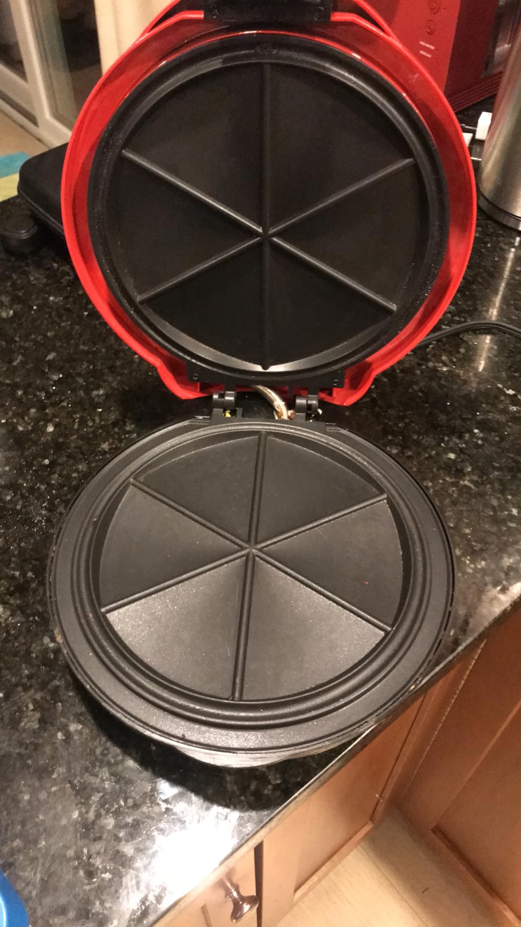 Taco Tuesday Deluxe 10-inch 6-Wedge Electric Quesadilla Maker with Extra Stuffing Latch, Red customer photo 1