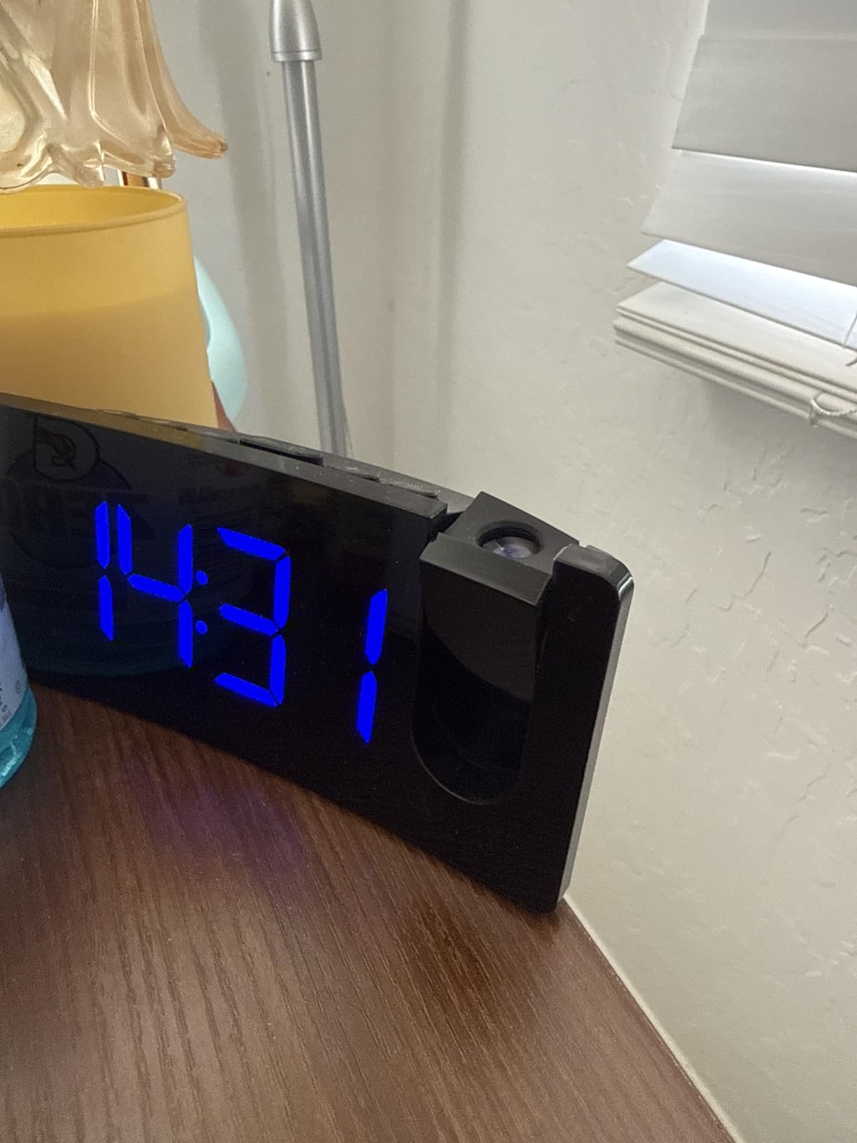 GOLOZA Projection Alarm Clock, Digital Clock with Modern Curved Design customer photo 2