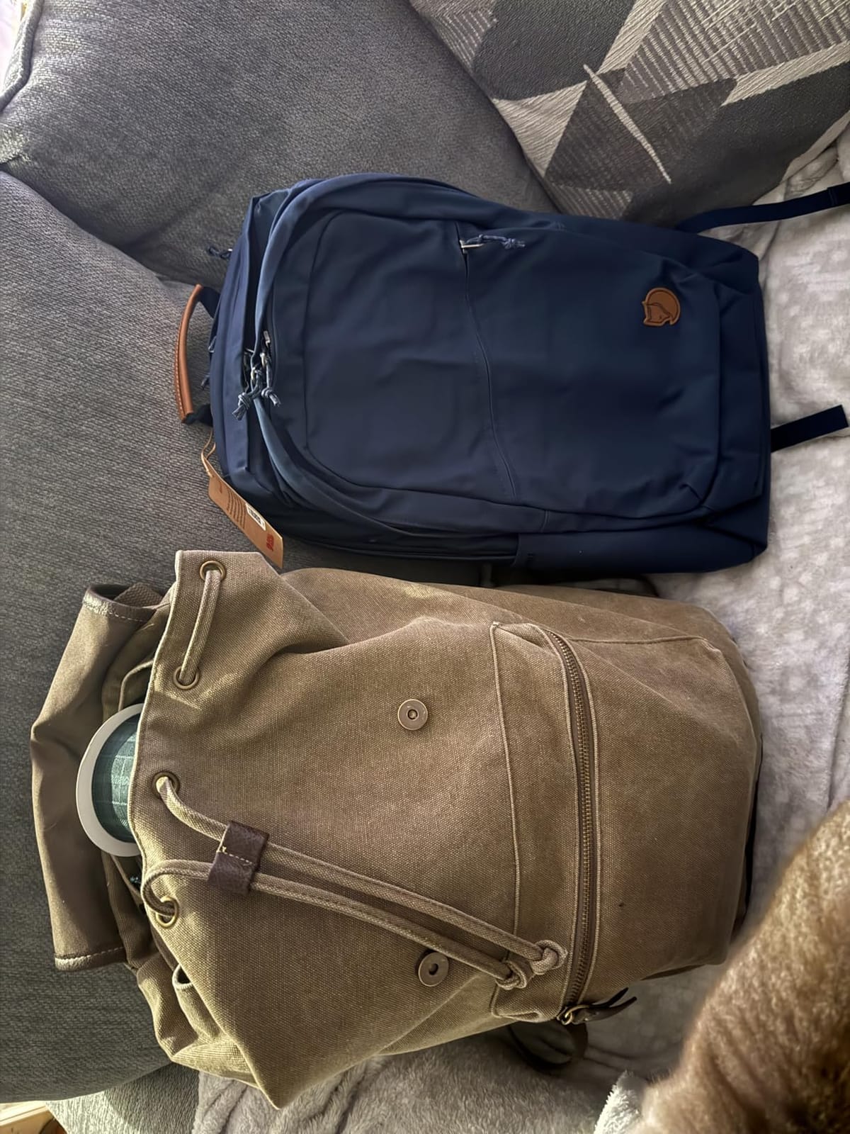 Fjällräven Raven 28 Backpack - Multi-Pocket Organization, Padded Support, Durable Fabric - Commuting, Travel, Black customer photo 1