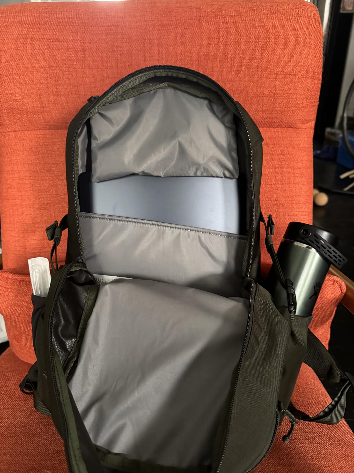 Fjällräven Skule 28 Backpack - Spacious Storage, Padded Back Panel, Breathable Design - Travel, Hiking, Black customer photo 2