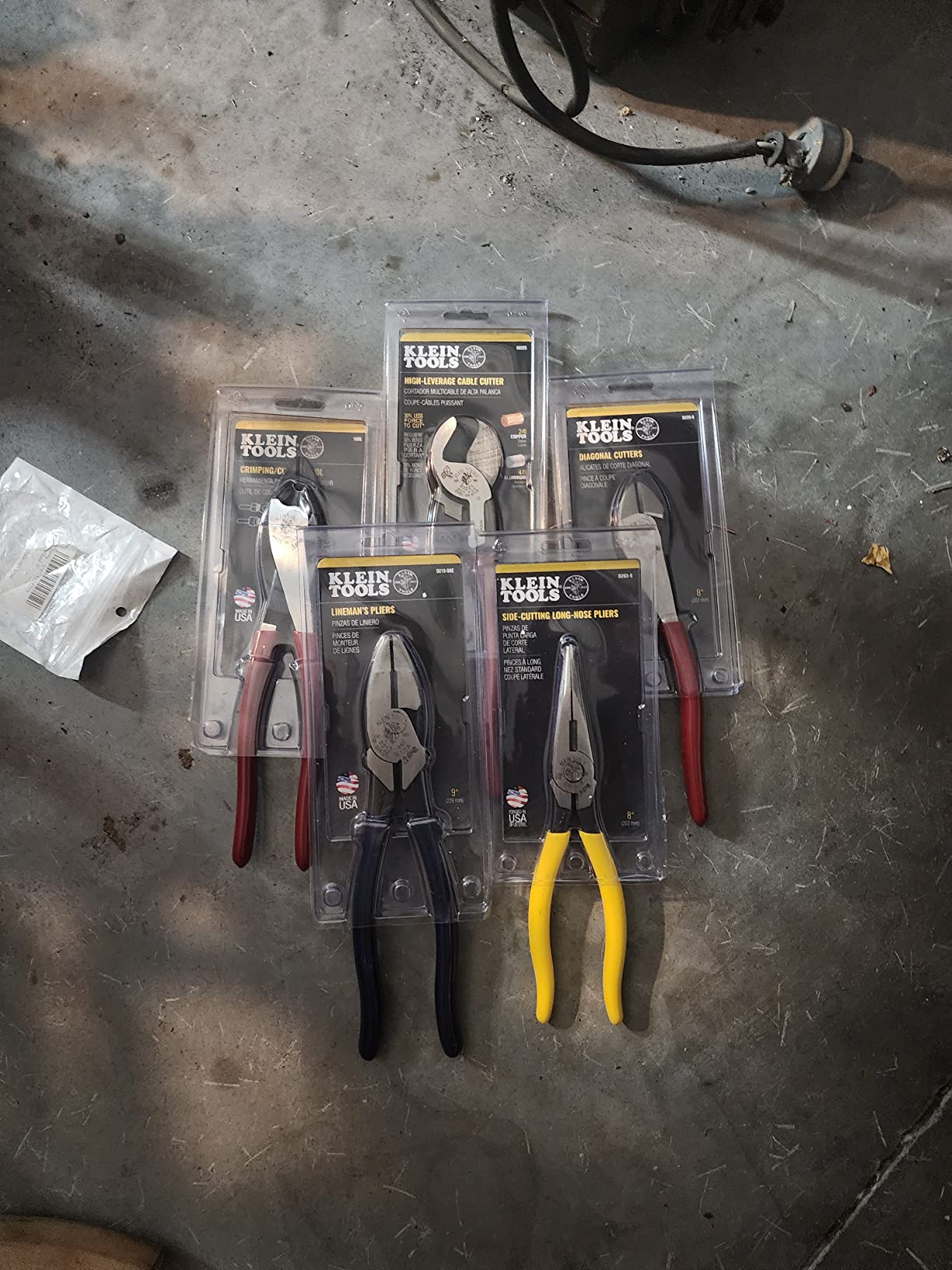 Klein Tools 80087 Dipped Plier Kit, Made in USA, Diagonal-Cutting, Needle-Nose, Side-Cutting High Leverage Linesman Pliers, Cutter and Crimper, 5-Piece customer photo 2