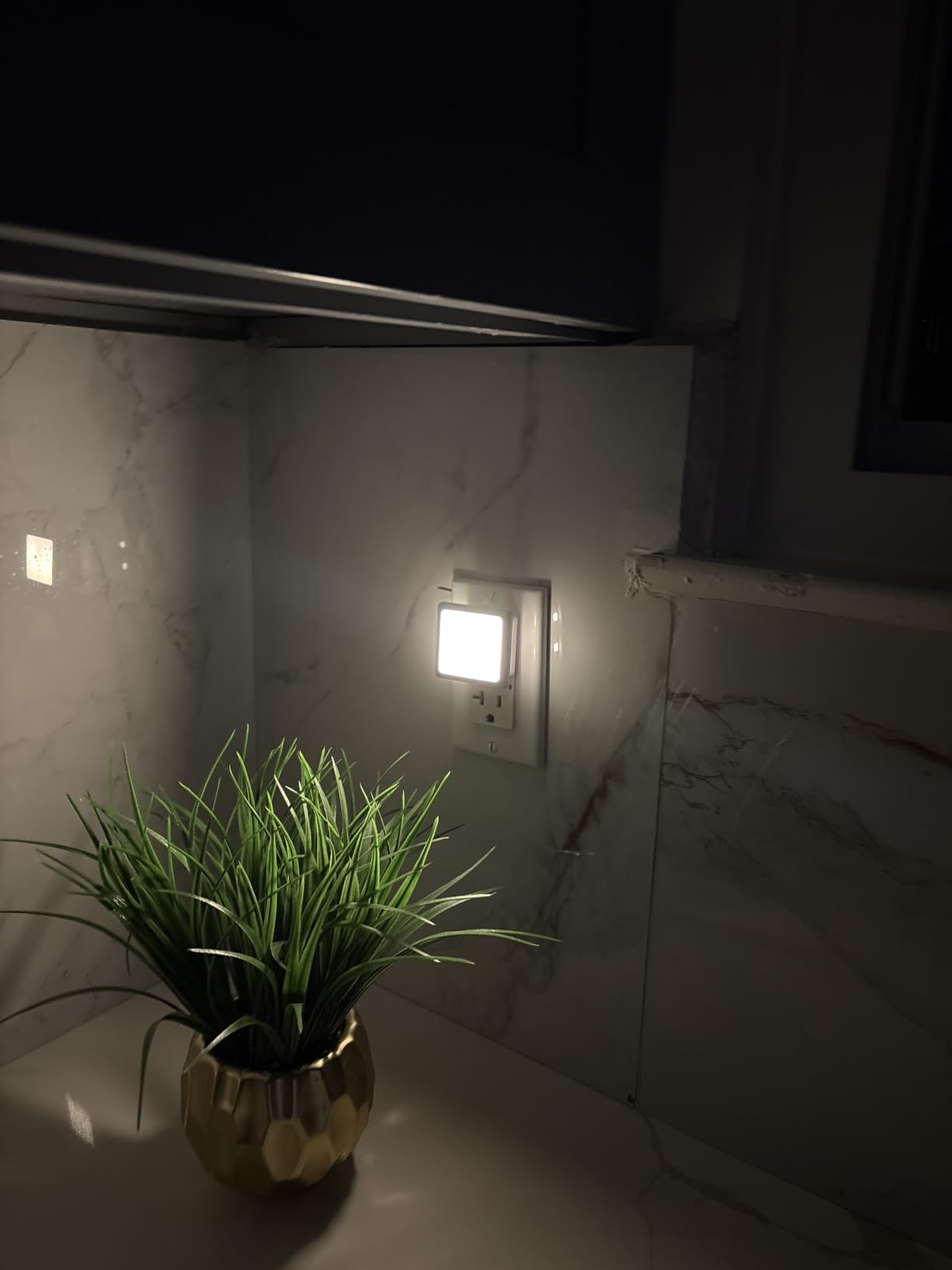 L LOHAS LED Night Lights Plug into Wall 2-Pack, 0.3W Plug in Night Light | Dusk to Dawn, 3000K Soft White, Bright Nightlight Auto-on/off, for Adults Kids Room Bedroom Bathroom Hallway Kitchen, Non-Dim customer photo 2