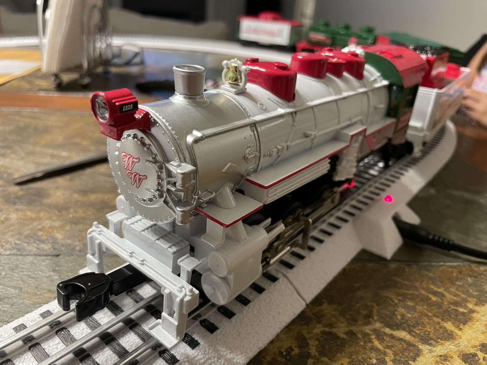 Lionel Winter Wonderland LionChief 5.0 Electric O Gauge Train Set with Bluetooth & Remote One Color customer photo 2