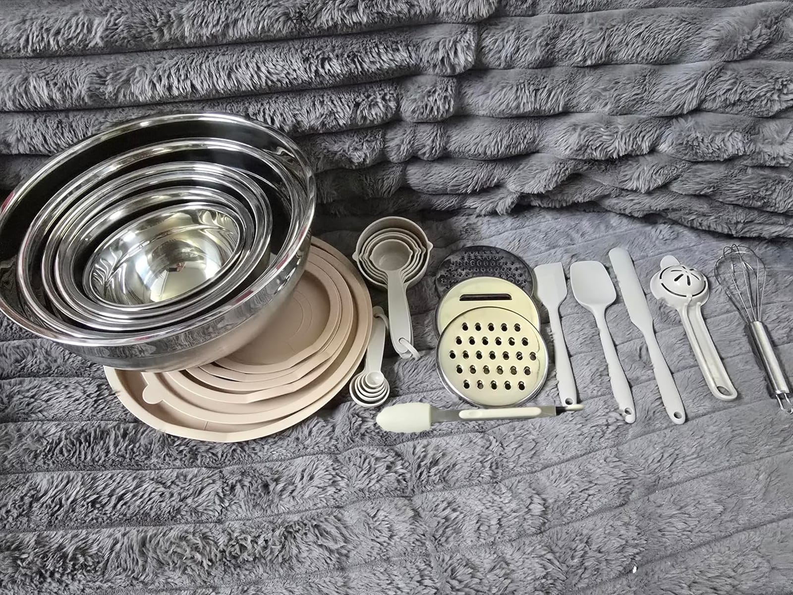 Mixing Bowls with Airtight Lids Set, 26PCS Stainless Steel Khaki Bowls with Grater Attachments, Non-Slip Bottoms & Kitchen Gadgets Set, Size 7, 4, 2.5, 2.0,1.5, 1QT, Great for Mixing & Serving customer photo 2