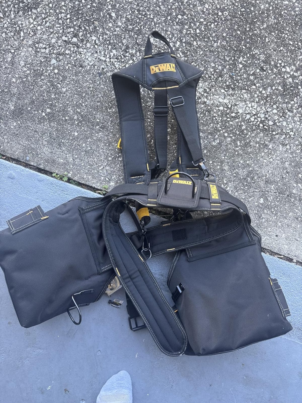 DEWALT Professional Tool Belt Organizer With Suspenders and 25 Pockets, Heavy Duty Construction (DWST540602) customer photo 2