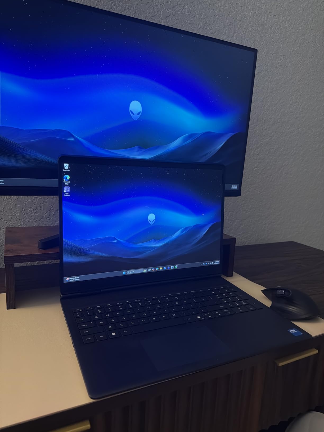Alienware 16 Aurora Gaming Laptop, RTX 5050, Intel Core 7 240H | WQXGA 120Hz Display, 16GB DDR5 RAM, 1TB SSD, NVIDIA GeForce, Wi-Fi 7, Windows 11 Home, Blue customer photo 1