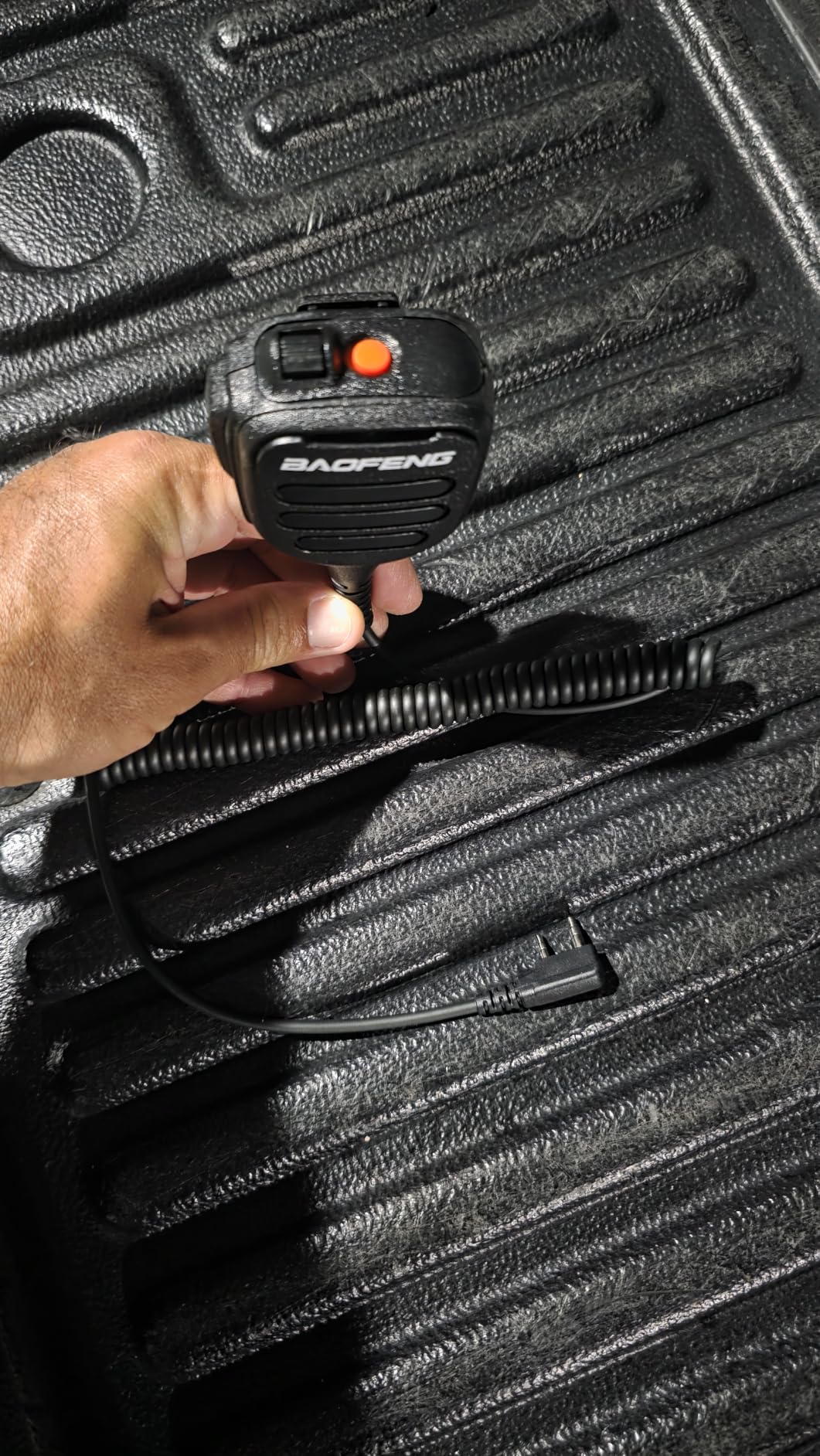 BAOFENG Microphone Handheld Heavy Speaker BF-850 Ham Radio Mic IP54 Waterproof Volume Adjustable Speaker Mic for UV-5R BF-F8HP PRO AR-5RM UV-21R for Kenwood Retevis Walkie Talkies (Black) customer photo 2