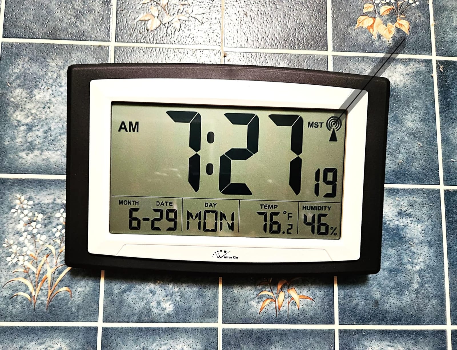 WallarGe Self-Setting Atomic Digital Wall Clock with Auto DST, Battery Operated, Large Display with Temperature, Date and Day, 4 Time Zones customer photo 2