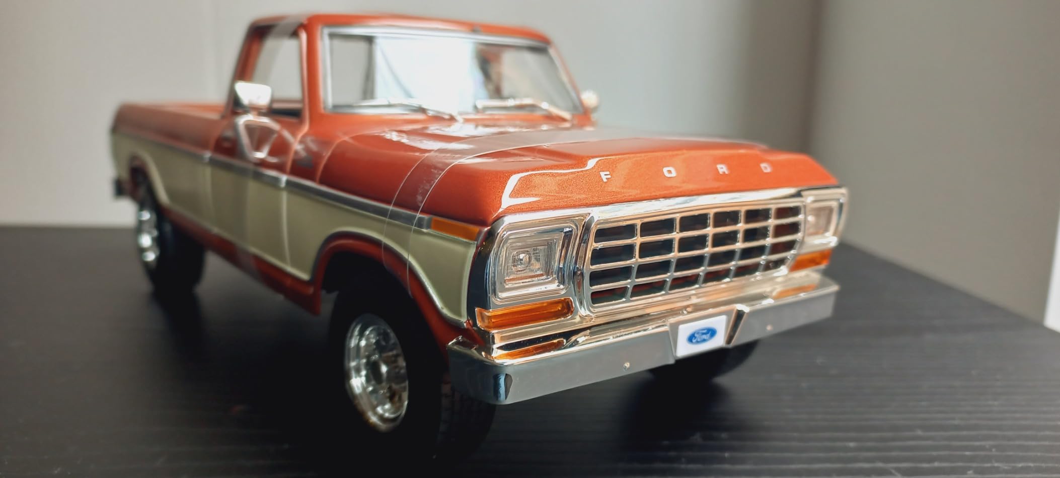 Maisto - 1/18 Scale Model Compatible with Ford Replica Miniature Model Classic Vintage Collectible F150 Pick-up 1979 (Brown) customer photo 1