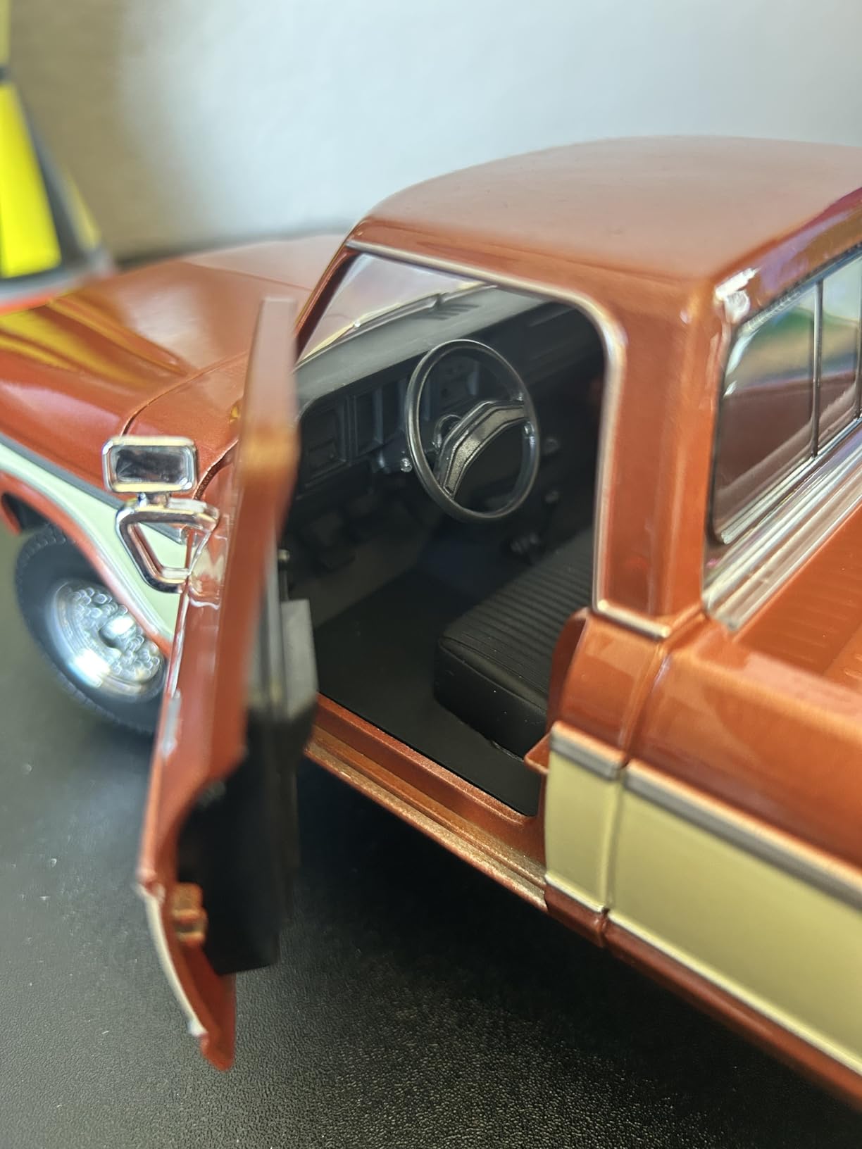 Maisto - 1/18 Scale Model Compatible with Ford Replica Miniature Model Classic Vintage Collectible F150 Pick-up 1979 (Brown) customer photo 2