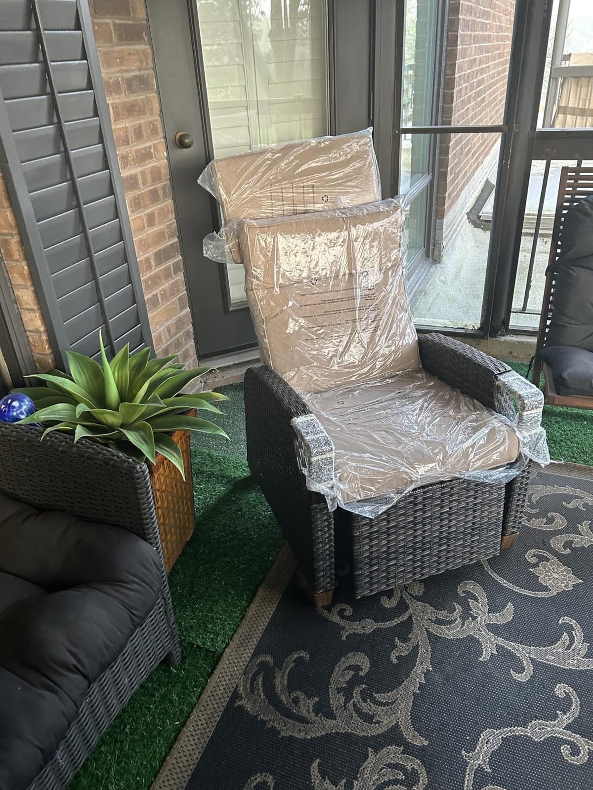 Grand patio Outdoor Recliner with Independent Adjustable Back and Footrest, Air Pump 150° Lay Flat Reclining Chair Removable Olefin Cushion Flip-Up Table Wicker Grey 1PC customer photo 2