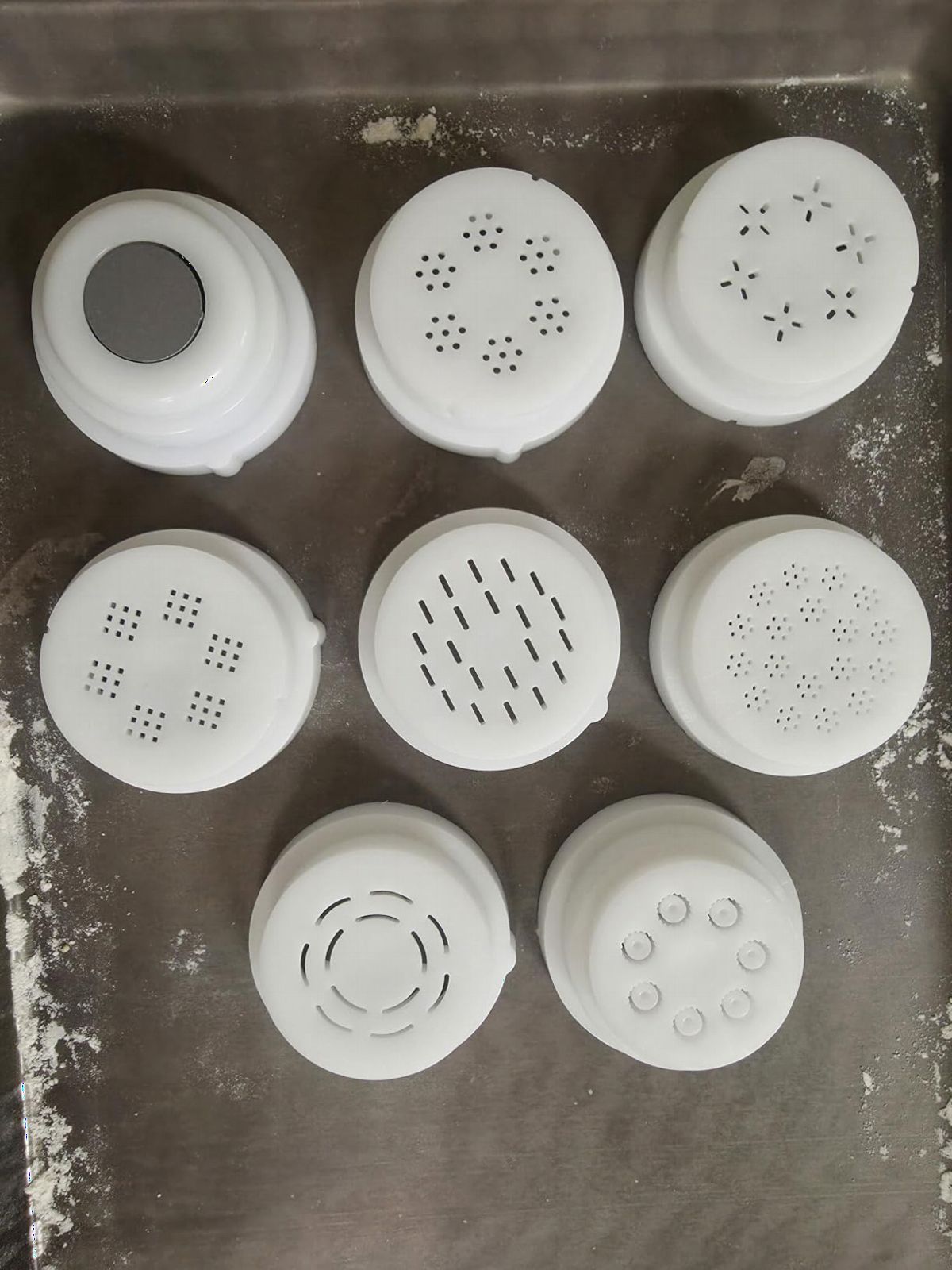 Philips 7000 Series Pasta Maker, ProExtrude Technology 150W, 8 Discs (HR2660/03), White customer photo 1