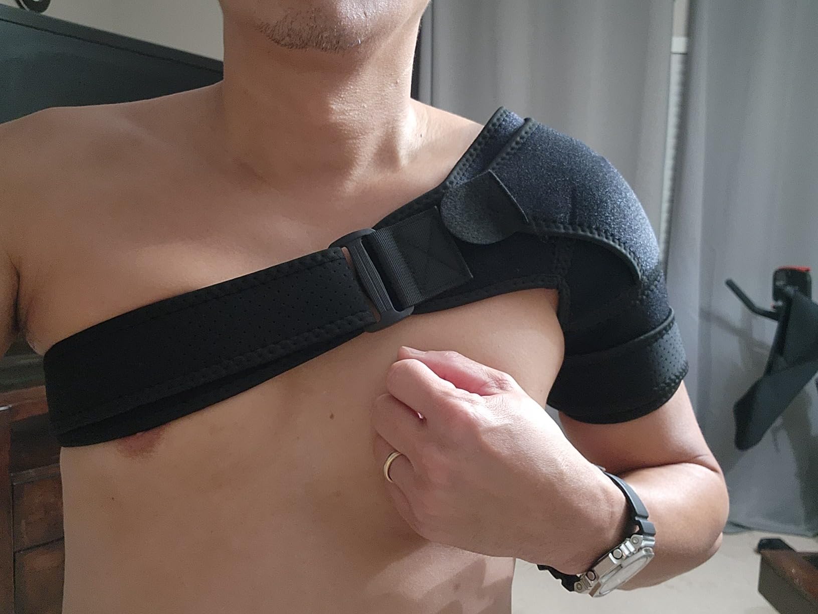 Komoko Shoulder Brace, Rotator Cuff Support Brace and Arm Sling for Pain Relief, Shoulder Compression Sleeve, Adjustable Fits Left and Right Arm, Men & Women customer photo 1